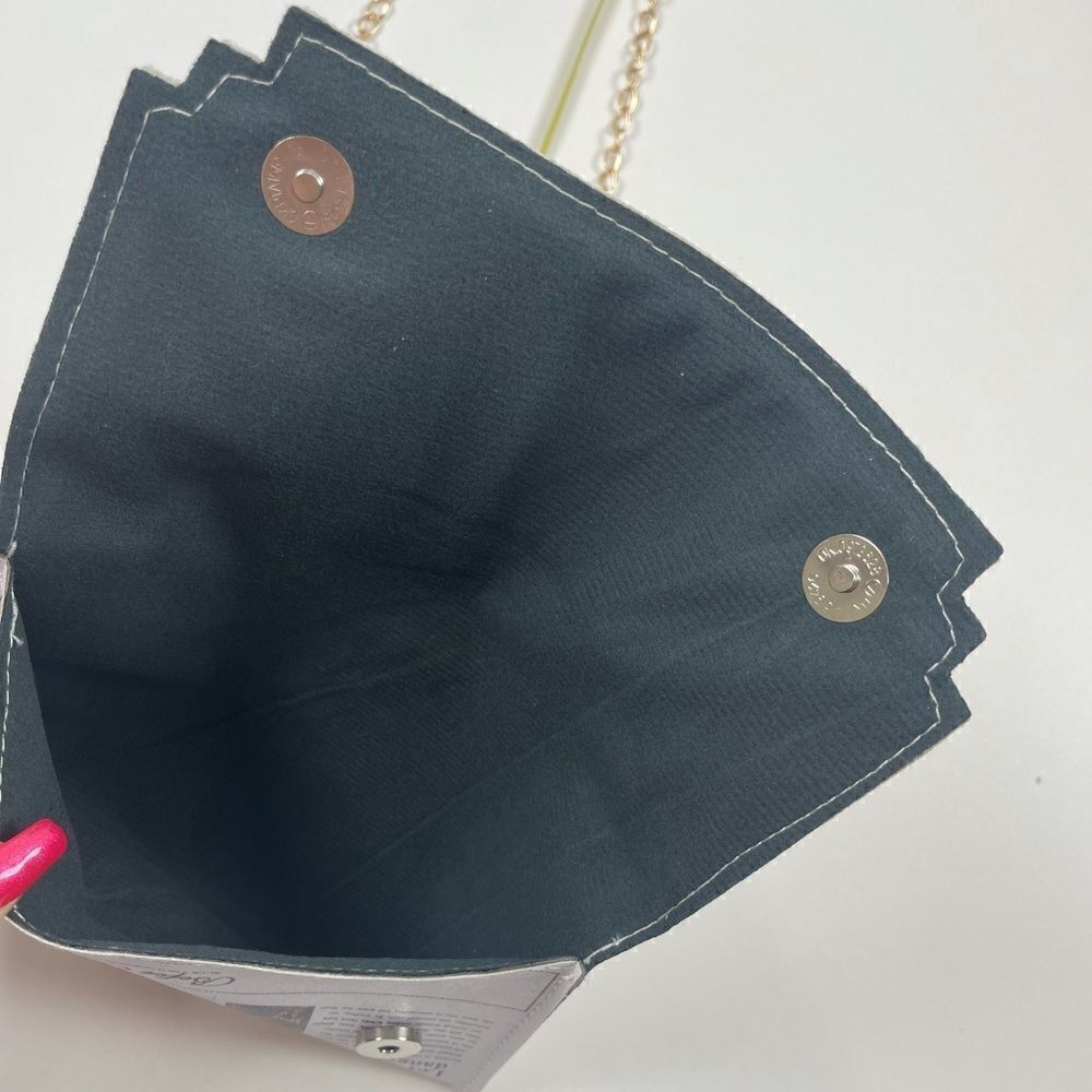 Newspaper purse  - Picture 5 of 6